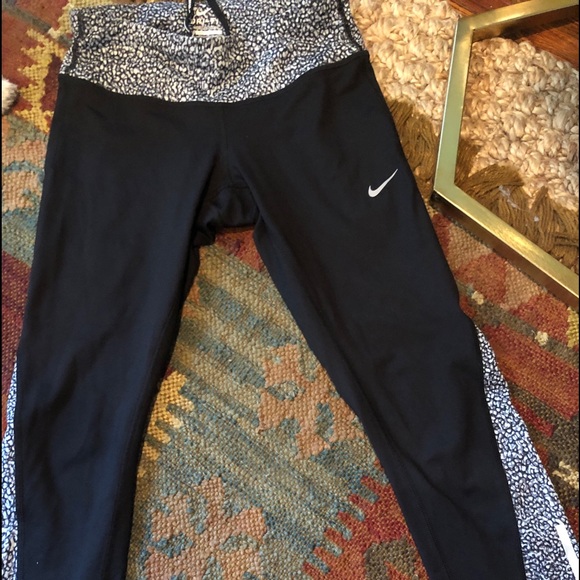Nike cropped leggings - Picture 1 of 2